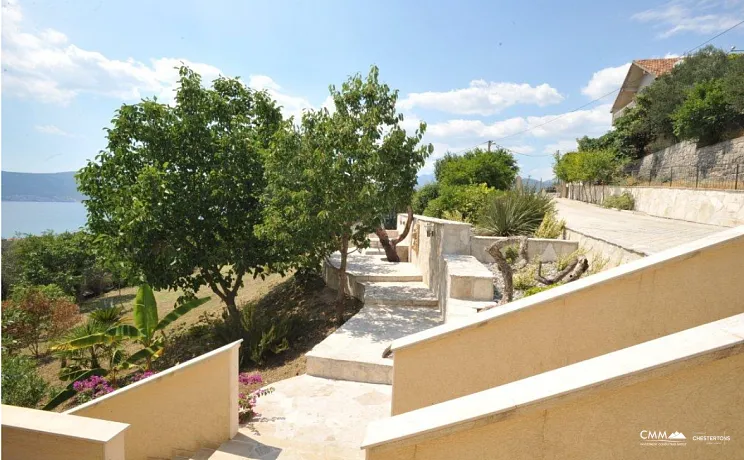 Tivat'ta büyük havuz ve bahçeli nefes kesici villa satılık